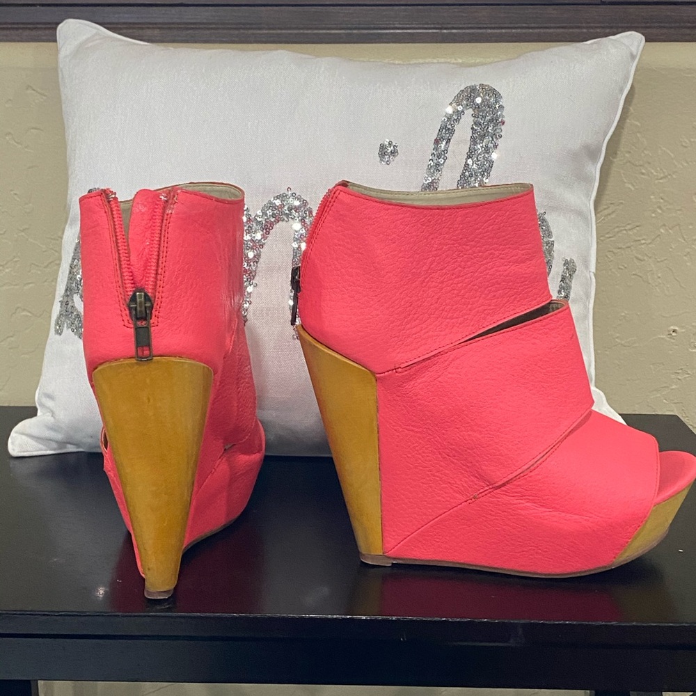 HOT PINK wedges women’s SZ 8 Messeca